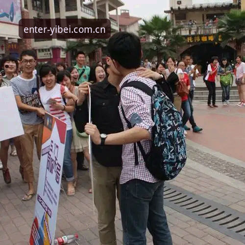 墨同性伴侣赛场拥吻照走红网络，世界杯边上的“V-J Day”时刻最新动态