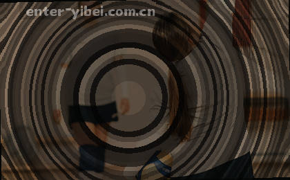 一名球员低头查看手机，屏幕上显示着密密麻麻的赛程安排。